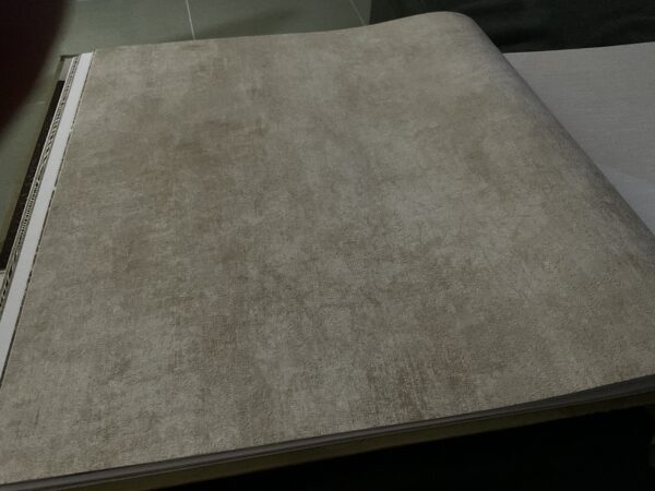 papel de colgadura textura neutra aged premium elegancia y diseño atemporal ref 10438 02 - Textura neutra que combina con cualquier estilo decorativo,Acabado envejecido para un toque elegante y atemporal,Ideal para transformar espacios sin sobrecargarlos,Cobertura eficiente: 5 m² por rollo,Fácil instalación y alta durabilidad,Perfecto para ambientes serenos y sofisticados,Diseño versátil que realza paredes con discreta distinción