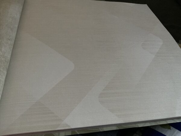 Diseño geométrico translúcido que aporta luz y elegancia,- Ideal para espacios modernos y minimalistas,Textura suave que realza sin saturar,Cobertura eficiente: 5 m² por rollo,Fácil instalación y acabado profesional,Tonos claros que amplían visualmente el ambiente,Estilo contemporáneo para una decoración sofisticada