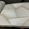 Diseño geométrico que aporta dinamismo y elegancia,Textura sofisticada para ambientes modernos,Cobertura eficiente: 5 m² por rollo,Ideal para oficinas,salas y espacios comerciales,Fácil instalación y acabado profesional,Tonos neutros que combinan con cualquier estilo,- Transforma tus paredes en piezas de diseño