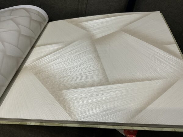 Diseño geométrico que aporta dinamismo y elegancia,Textura sofisticada para ambientes modernos,Cobertura eficiente: 5 m² por rollo,Ideal para oficinas,salas y espacios comerciales,Fácil instalación y acabado profesional,Tonos neutros que combinan con cualquier estilo,- Transforma tus paredes en piezas de diseño