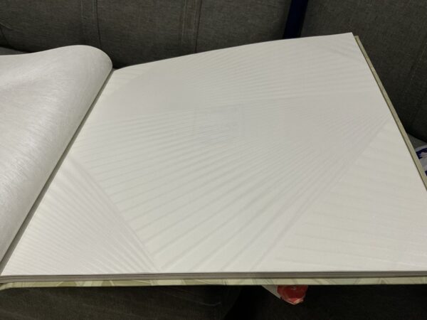 Transforma tus paredes con diseño contemporáneo,- Fácil instalación y acabado profesional,- Textura sutil que realza sin sobrecargar,Cobertura eficiente: 5 m² por rollo,- Ideal para ambientes minimalistas y elegantes,Tonos claros que amplían visualmente el espacio,Diseño geométrico que aporta orden y estilo