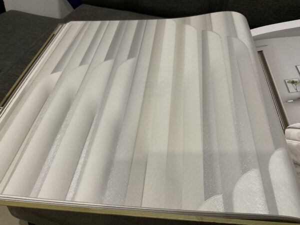 Rayas verticales que aportan altura y elegancia,Tonos claros que amplían visualmente el espacio,- Ideal para ambientes clásicos y modernos,- Textura sutil que realza sin sobrecargar