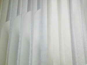 Rayas verticales que aportan altura y elegancia,Tonos claros que amplían visualmente el espacio,- Ideal para ambientes clásicos y modernos,- Textura sutil que realza sin sobrecargar