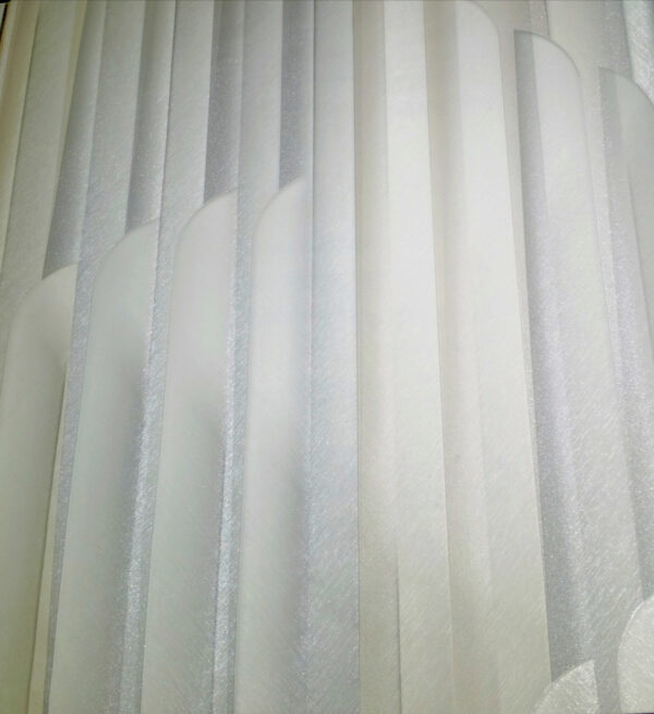 Rayas verticales que aportan altura y elegancia,Tonos claros que amplían visualmente el espacio,- Ideal para ambientes clásicos y modernos,- Textura sutil que realza sin sobrecargar