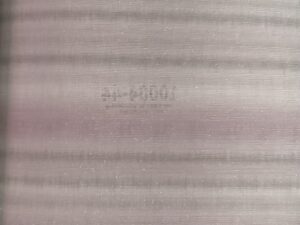 papel de colgadura textura metálica oscura premium | estilo industrial y elegancia contemporánea | ref 10048 05