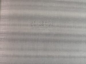 papel de colgadura textura metálica oscura premium | estilo industrial y elegancia contemporánea | ref 10048 31