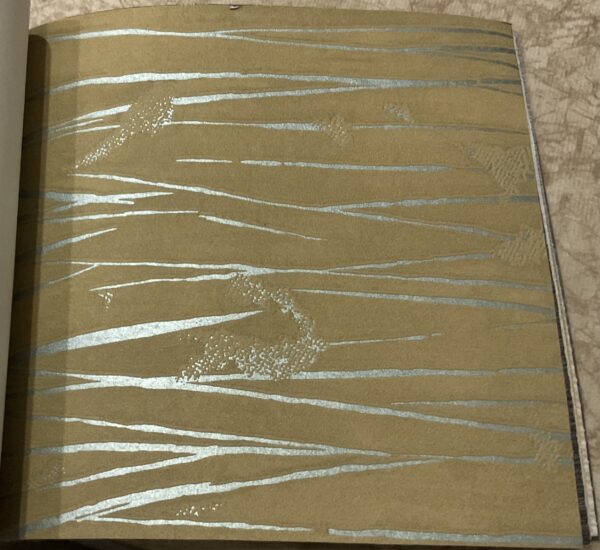 papel de colgadura marrón con detalles plateados | estilo moderno y sofisticado | ref 10123 11